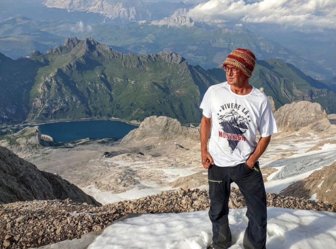 Sfondano il vetro ed entrano nel rifugio in Marmolada, Budel: “Siete dei vermi”