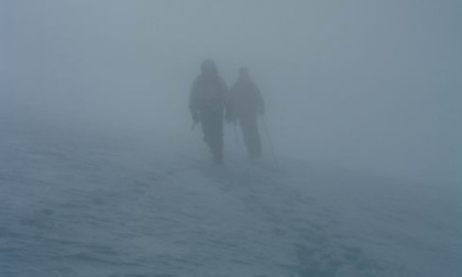 Salgono sul Monte Cimone ma rimangono bloccati nella nebbia