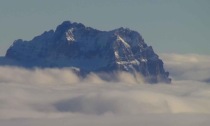 Lo spettacolo delle Dolomiti che spuntano dal mare di nebbia