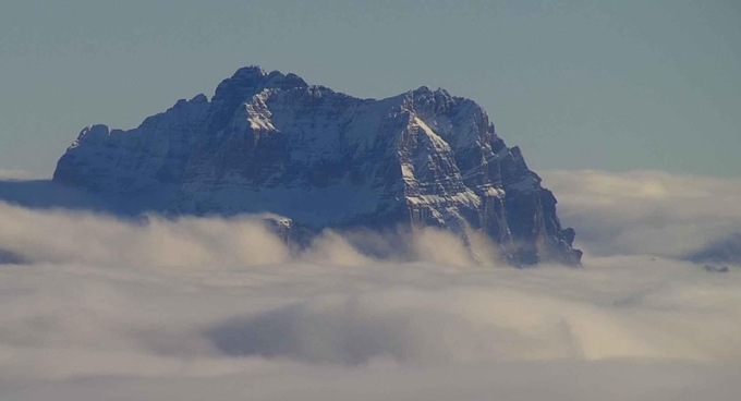 Lo spettacolo delle Dolomiti che spuntano dal mare di nebbia