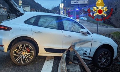 Sfonda il guardrail con il Suv e abbatte lo sfiato del metanodotto