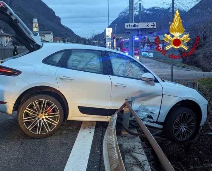 Sfonda il guardrail con il Suv e abbatte lo sfiato del metanodotto