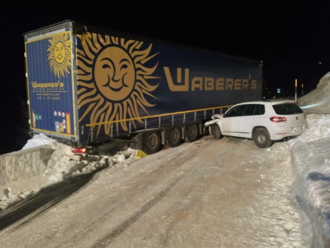 Tir ungherese si ferma sul Giau per mettere le catene ma provoca due incidenti