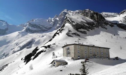 Coppia bloccata in un metro di neve vicino al rifugio Galassi, senza ciaspe nè sci