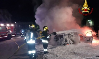 Fumo dalle bocchette dell’aria, automobilista accosta e divampa l’incendio