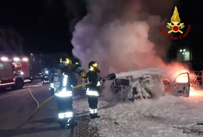 Fumo dalle bocchette dell’aria, automobilista accosta e divampa l’incendio