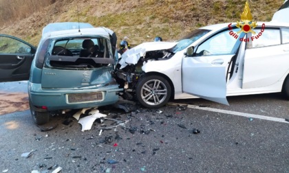 Schianto tra due auto a Belluno, automobilisti trasportati in ospedale