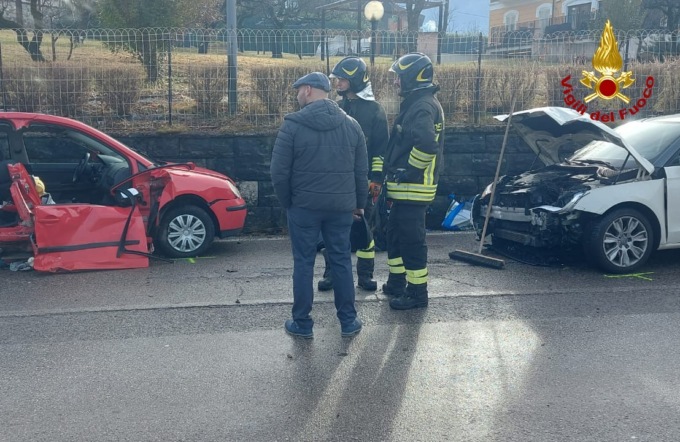 Frontale tra due auto ad Agordo, una persona in pericolo di vita