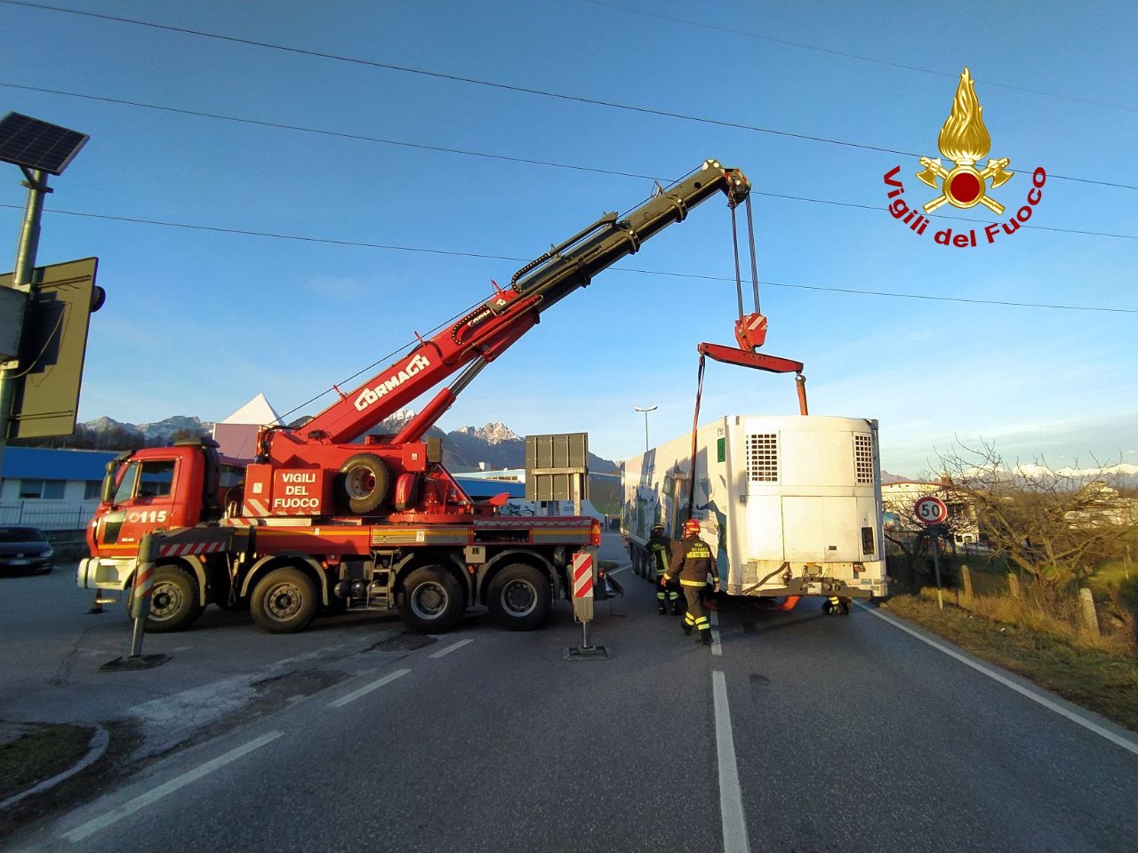 Cesiomaggiore: Tir perde il semirimorchio e blocca la circolazione a Busche  - Prima Belluno