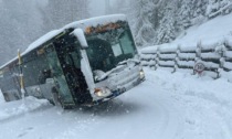 Skibus bloccato sul tornante, chiusi per neve Passi Giau e Val Parola