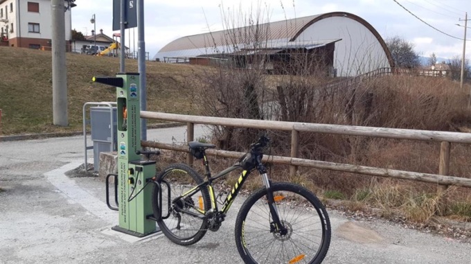 Installate colonnine per le biciclette a Ponte nelle Alpi (con gli attrezzi necessari per una rapida manutenzione)