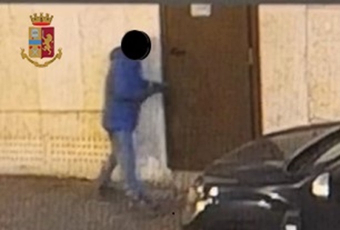 Ladro cerca di intrufolarsi in bar e pizzerie del capoluogo ma le telecamere lo incastrano