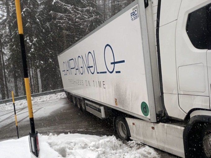 Passo San Pellegrino chiuso per un tir bloccato in curva