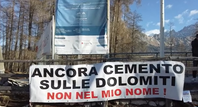 “Salviamo i 500 larici”: corteo ambientalista contro pista da bob a Cortina, pochi gli ampezzani presenti