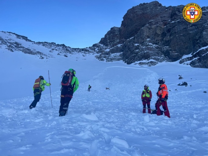 Scialpinista travolta e trascinata dalla valanga per 300 metri, salva per miracolo