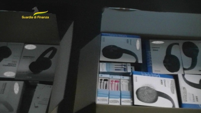 “Potenzialmente dannosi per la salute”, sequestrati quasi 700 cuffie e auricolari in un negozio di Belluno