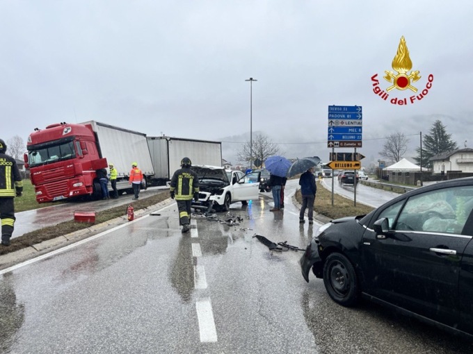 Borgo Valbelluna, incidente tra un tir e due auto, traffico paralizzato