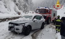 Tir e auto bloccate nella neve, quasi 100 gli interventi dei vigili del fuoco
