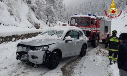 Tir e auto bloccate nella neve, quasi 100 gli interventi dei vigili del fuoco