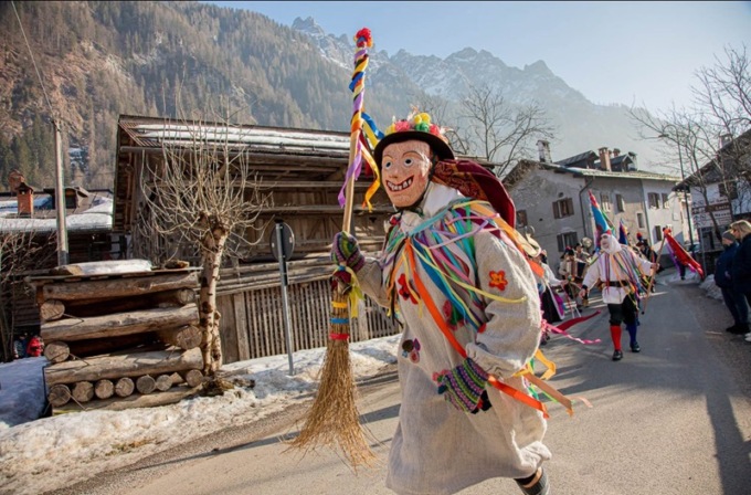Torna la Zinghenesta, la festa in maschera agordina che eleggerà la più bella del paese