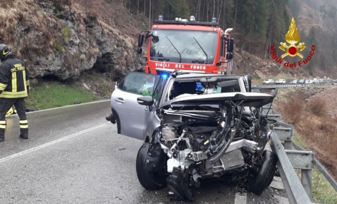Vallada Agordina, tre auto una contro l’altra, sei feriti