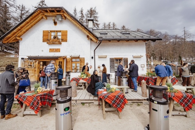 Cortina Winter Party, le foto dell’evento esclusivo tra Champagne, cocktail di gamberi e paté di fegatini