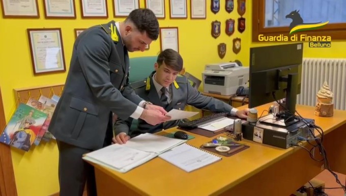 Spostano la residenza in Cadore per pagare meno tasse: scoperti dalla finanza 43 “furbetti”