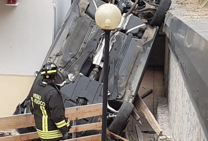 Parcheggia l’auto in pendenza e la ritrova… in una scarpata!