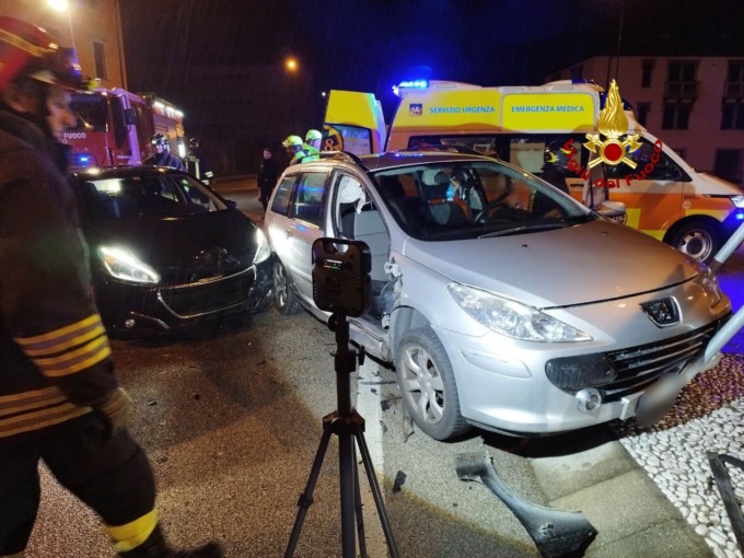 Incidente tra due auto a Pasqua, automobilista rimane incastrato nell’abitacolo