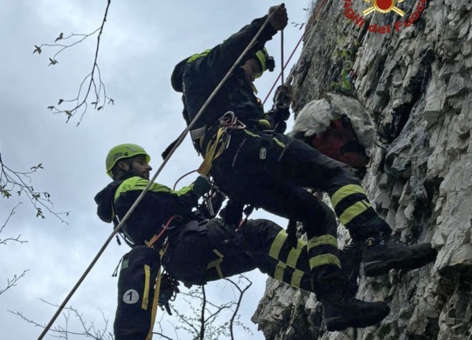 Scappa da un predatore e rimane incrodata: capra salvata dai vigili del fuoco