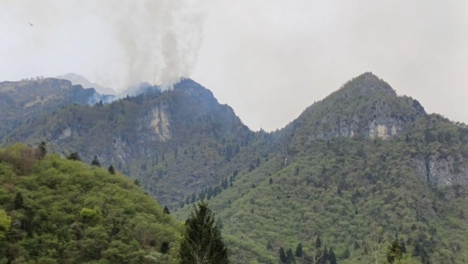 Val Canzoi in fiamme, zona accessibile solo in elicottero