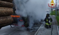 Camion che trasporta grossi tronchi rischia di incendiarsi a Santa Giustina
