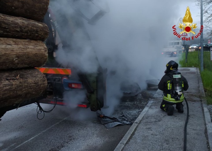 Camion che trasporta grossi tronchi rischia di incendiarsi a Santa Giustina