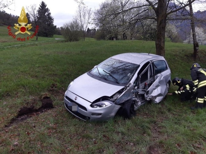 Ape car si ribalta a Zoldo, mentre a Ponte nelle Alpi un’auto finisce nel fossato