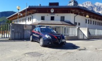 Carabinieri si nascondono tra i cespugli e fermano i ladri dell’ecocentro di Cortina