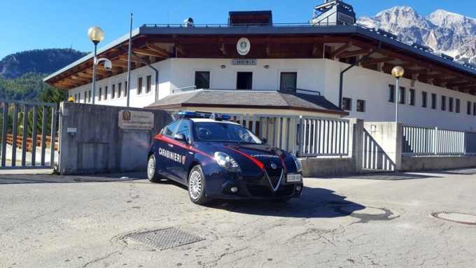 Carabinieri si nascondono tra i cespugli e fermano i ladri dell’ecocentro di Cortina