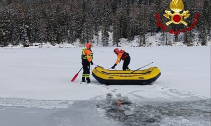 Il drone di un turista va in avaria e finisce al centro del lago ghiacciato di Misurina