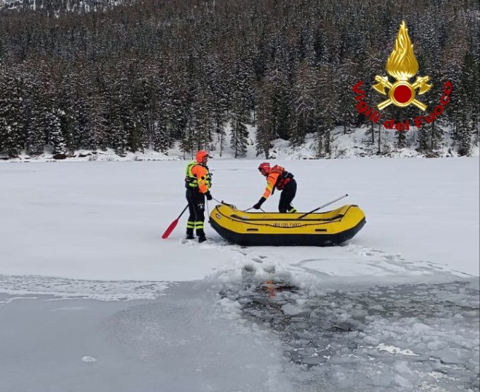 Il drone di un turista va in avaria e finisce al centro del lago ghiacciato di Misurina