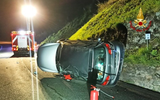 Auto si rovescia su un lato lungo la Sp 346: ferito il conducente