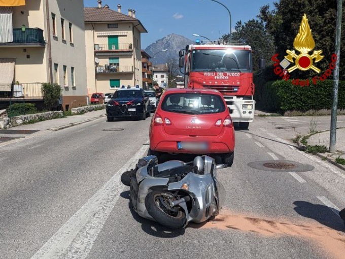 Scontro tra auto e scooter a Belluno, due feriti