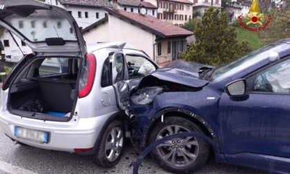 Belluno, frontale vicino alla piscina: due feriti