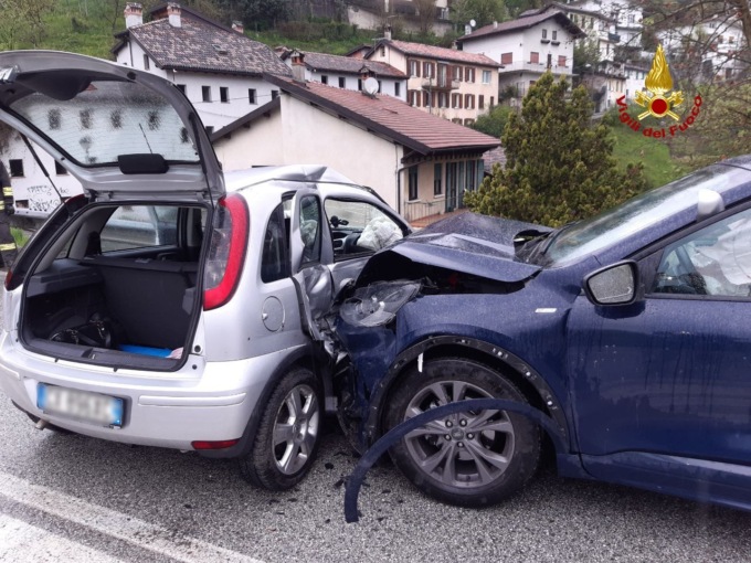 Belluno, frontale vicino alla piscina: due feriti