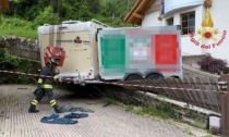 Camper sbaglia manovra, sfonda la palizzata e rimane incastrato a Cencenighe