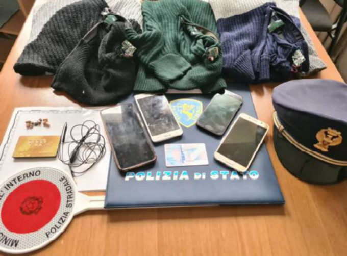 Kit da 007 per superare il quiz della patente, sotto i vestiti microcamere e micro-auricolari