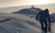 Taglia la neve con la motosega per liberare il rifugio in Marmolada, il video