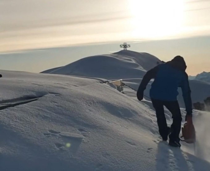 Taglia la neve con la motosega per liberare il rifugio in Marmolada, il video