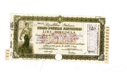 In una vecchia cartellina ritrova un buono postale di 10.000 lire, ora vale... 210mila euro