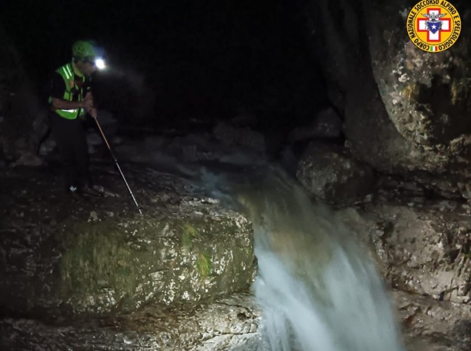 Scivola e precipita per 50 metri in una pozza d’acqua, ritrovato senza vita un 57enne tedesco