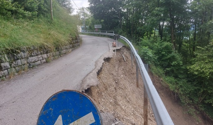 Alpago, strada si sbriciola a causa del maltempo: attivata una somma urgenza