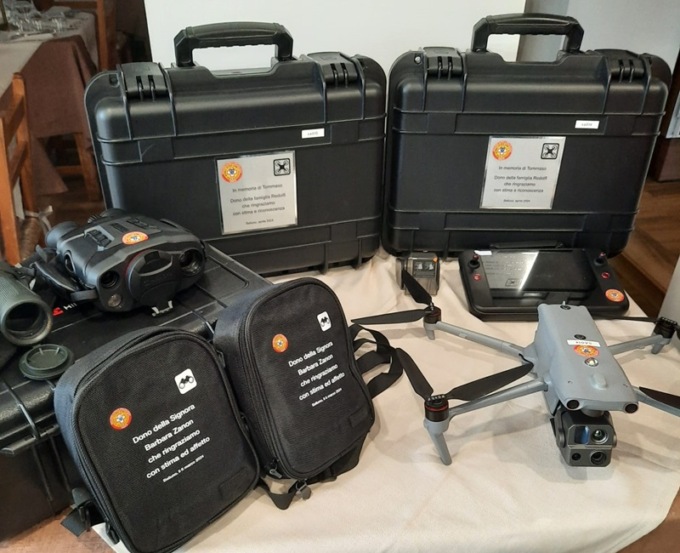 Droni, binocoli termici e ottici: potenziato il soccorso alpino grazie a due donazioni